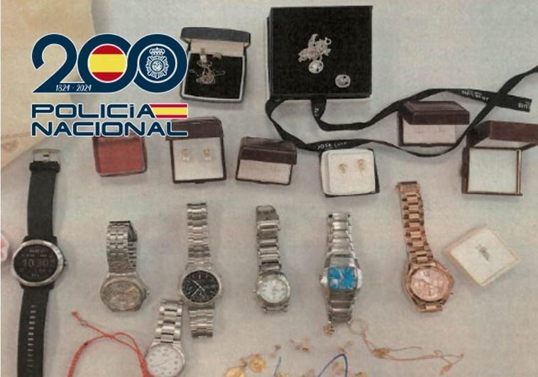 Encuentran escondidos tras una furgoneta a dos ladrones que acaban de robar joyas de una casa